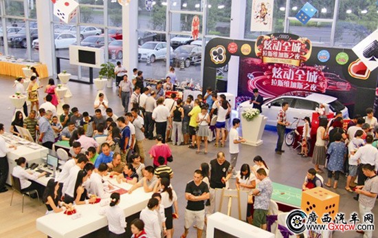 8月30日晚,世奧奧迪展廳內(nèi)人頭攢動(dòng)