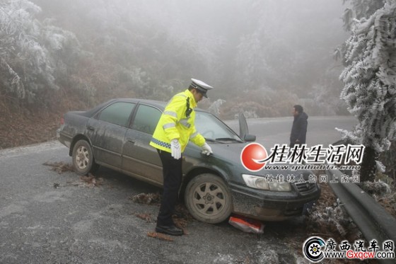 因結(jié)冰受困的車輛。