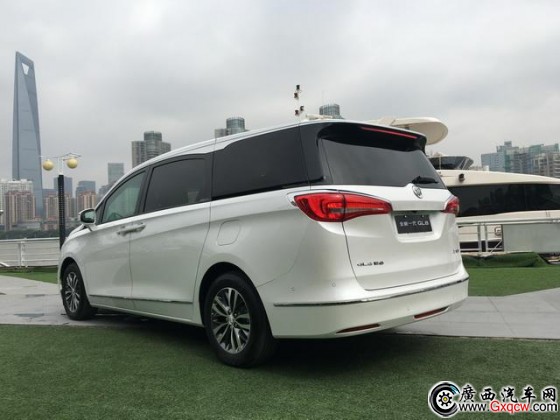 別克全新GL8首發(fā)亮相 全系配2.0T發(fā)動機(jī)